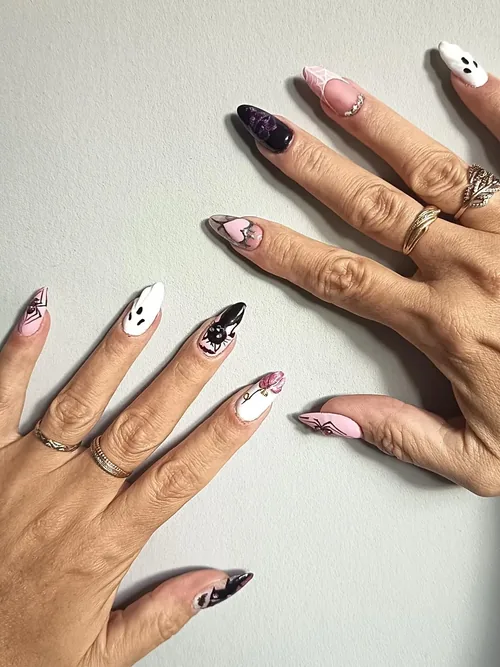 Nail art Halloween : fantômes et marbré noir, blanc et rose sur ongles amande